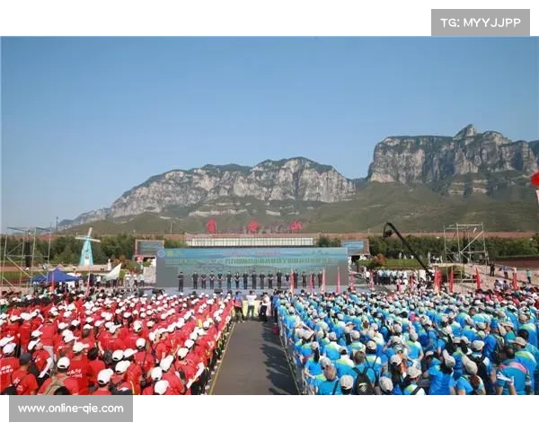 云台山登山赛融合国家安全法宣传,志愿者向运动员发普法资料