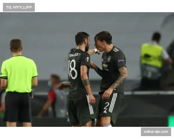 赛场花絮：小球迷冲入场内与偶像萨卡击掌，随后被安保人员带离